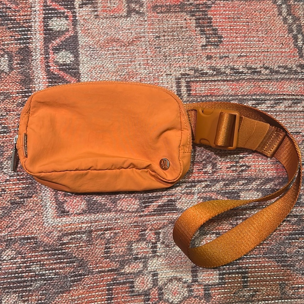 Lululemon everywhere belt bag - autumn orange